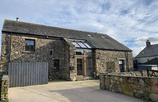 SWALLOW BARN, pet friendly, character holiday cottage in Cockermouth