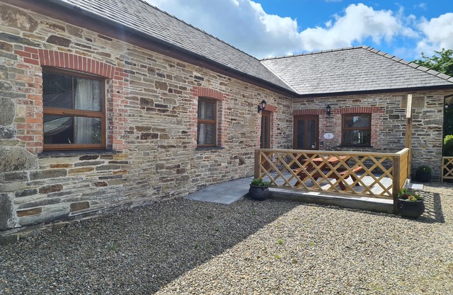 SWALLOW COTTAGE, pet friendly, character holiday cottage in Llanboidy