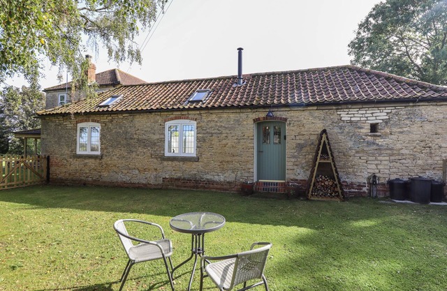 SWALLOW'S NEST, pet friendly, with open fire in Hibaldstow