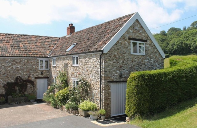 SWALLOWS COTTAGE, pet friendly, luxury holiday cottage in Honiton