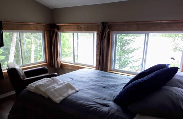 Sweet Retreat Loft Cottage with stunning lake view