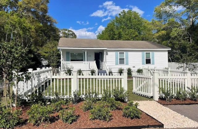 Sweetgrass Haven | 4BR in the Heart of Old Village