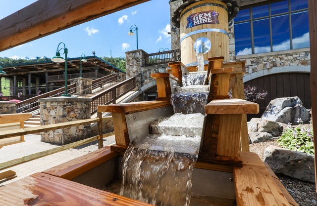 Swiss Mountain 1 Bedroom - Premier Unit with Patio by RedAwning - Save 10% on 3 Nights, 15% on 5 Nights!