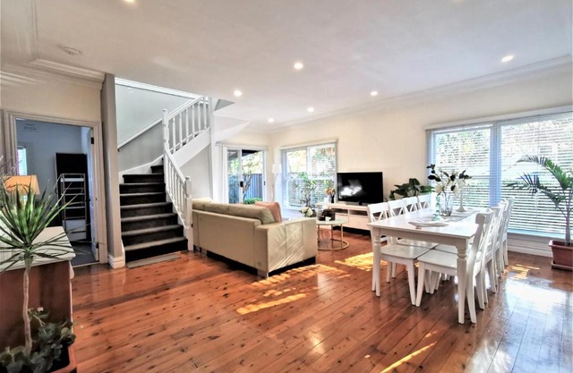 Sydney Meets Miranda, Comfy 4 Bedrooms Corner House