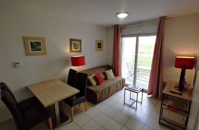 T2 PMR Balcony in Residence with Swimming Pool B17