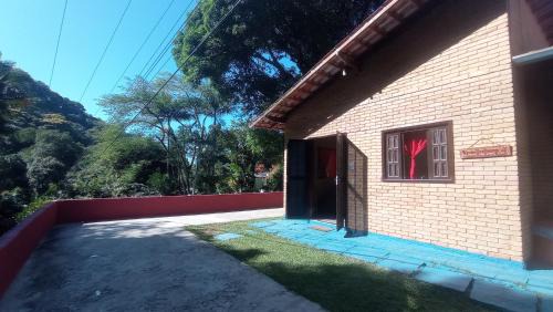 Tahoma Chale Rustico côr Café e vermelho Prumirim Paraiso