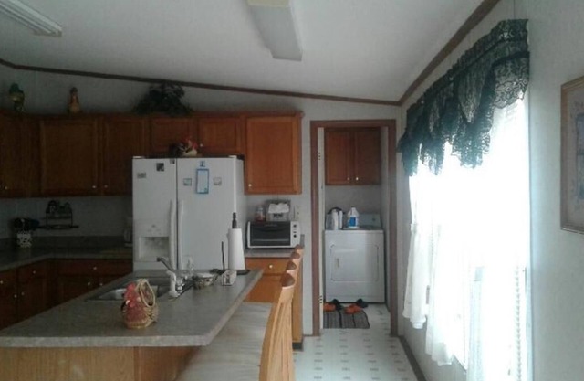 Take a relaxing vacation in a quiet rural neighborhood-public boat dock nearby!
