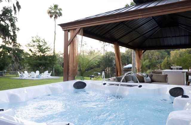 Talahi Tides Retreat: Lake, Spa, Near Downtown and Tybee Beach