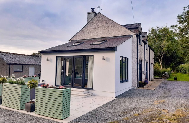 TALFAN COTTAGE, family friendly, with open fire in Brynsiencyn