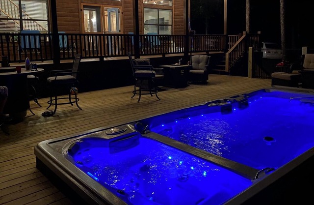 Talk about fun!! Heated Pool - Hot Tub / Lake / Boat Dock!!