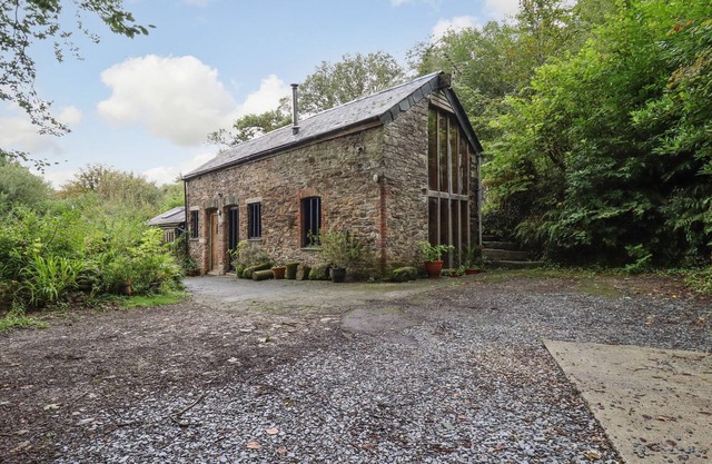 TAMAR BARN, pet friendly, character holiday cottage in Gulworthy