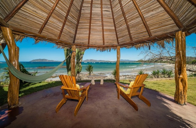 Tamarindo's Hidden Gem, Tropical oasis 3 BR Beachfront Home, with private pool.n