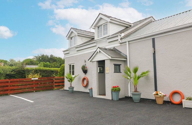 TAN Y BARN COTTAGE, family friendly, with hot tub in Brynteg