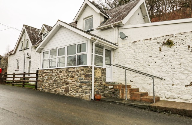TANYRALLT FARM, pet friendly, with a garden in Llanafan Fawr