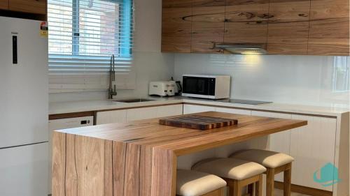 Tasmans Hideaway - Stunning villa close to Beach