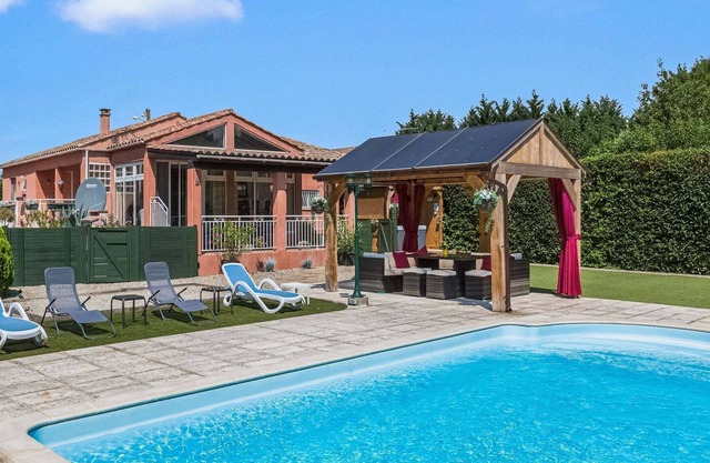 Tasteful Villa in Cambieure with Private Heated Pool
