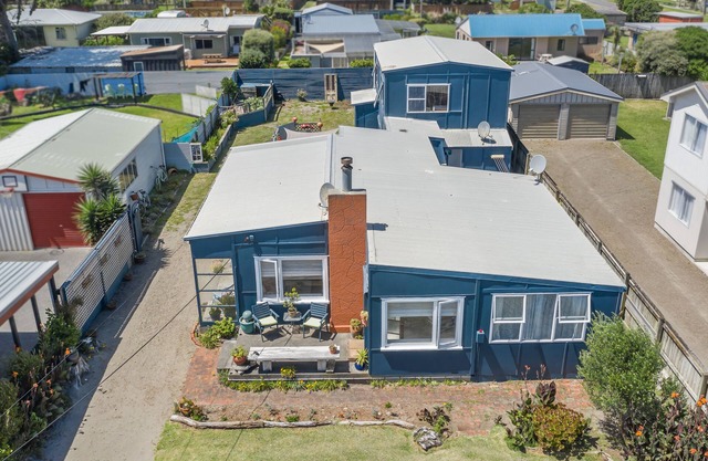 Te Manahuna Pet friendly spacious bach close to the beach