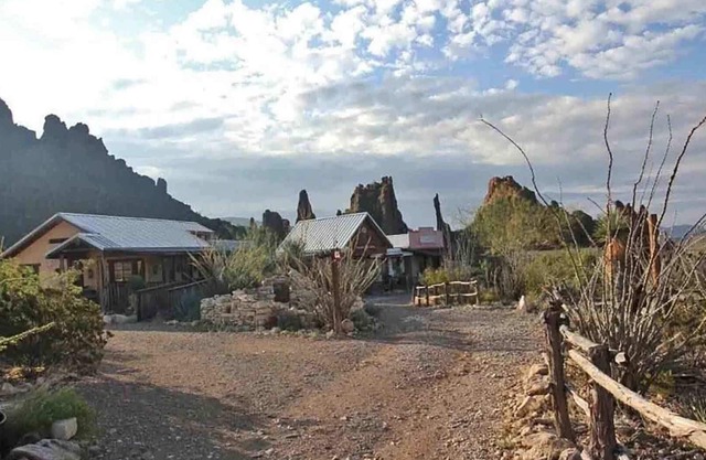 Ten Bits Ranch - Room #19 Lewis Land & Cattle Co.