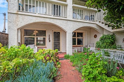 Tennyson Beachside Escape