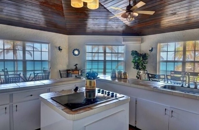 Tequila Sunset-Only Beach Front Home in Oleander Gardens