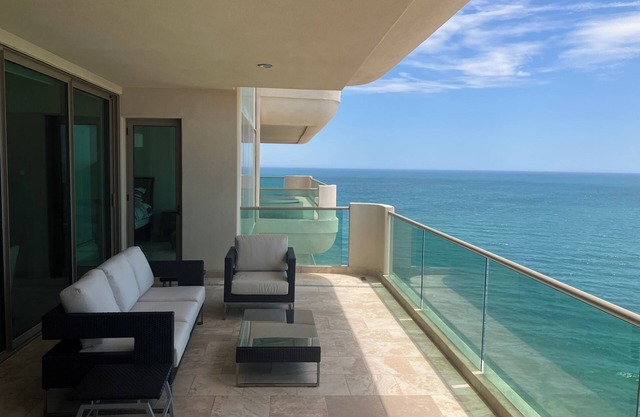 Tessoro at Las Conchas 902 - Elegant beach front condo