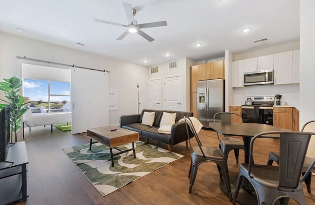 The Acoustic Abode: 1-BedRoom W/Pool!