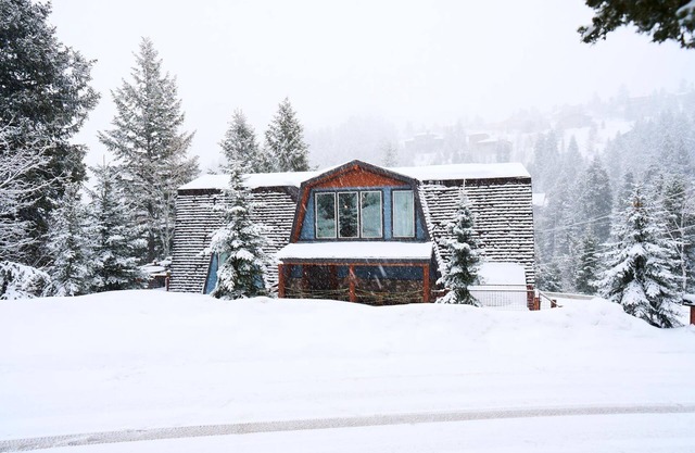 The Alpine - Park City Home Mountain Home w/hot tub, deck, and 3BR!