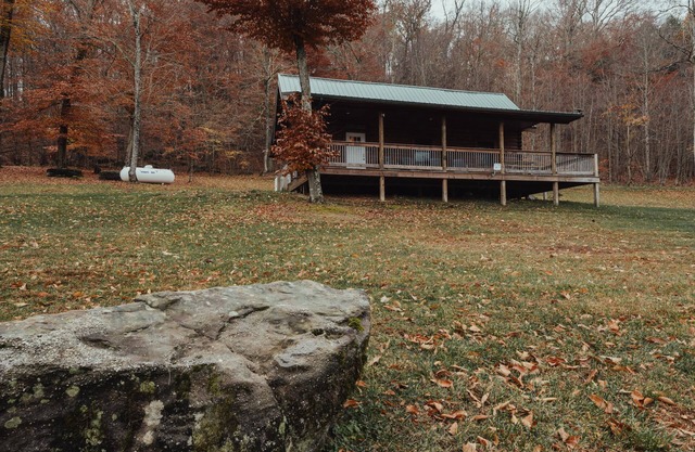 The Ashton - Cozy, classic, pet-friendly, three bed cabin in Hocking Hills!