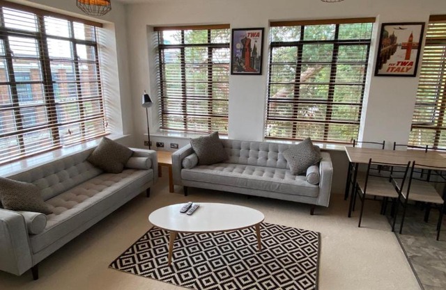 The Aviator Apartment - Farnborough - Allocated Parking, WI-FI & Self Check-in