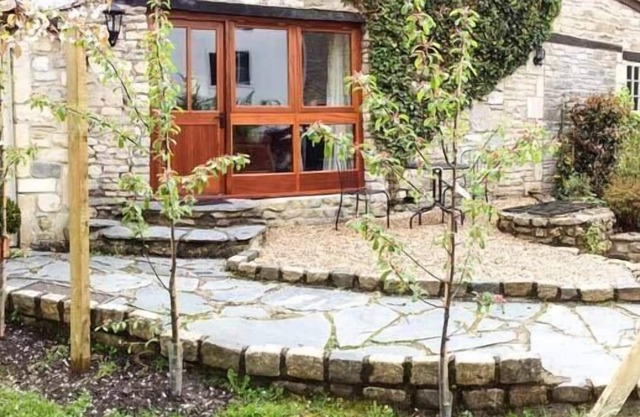 THE AYLESBURY COTTAGE, luxury holiday cottage in Hinton