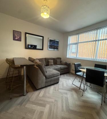 The Bake Apartment - 5 bedroom Large Apartment sleeps up to 16 person