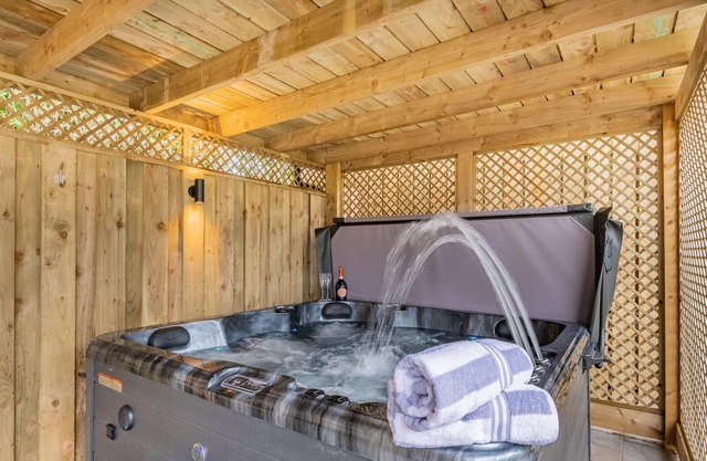 The Bank House- Luxury 3 bed cottage with hot tub!