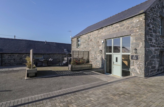 THE BARN BY LYONS, pet friendly, with pool in Tal-Y-Bont