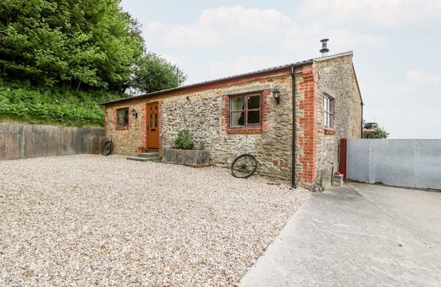 THE BARN, family friendly, character holiday cottage in Chedington