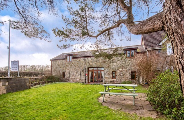 The Barn - Four Bedroom House, Sleeps 9