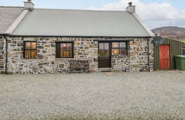 THE BARN, pet friendly, character holiday cottage in Staffin