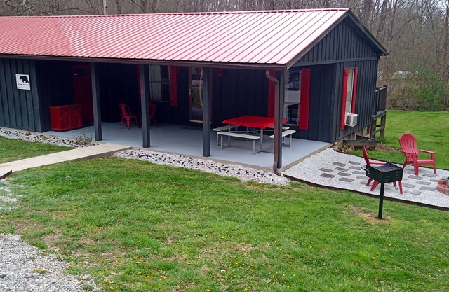 The Bear Shack- Brimstone Trail #6 Access - 10 Person Cabin. Trailer Parking!
