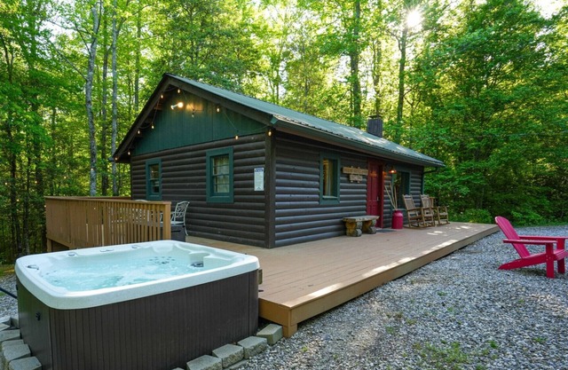 The Big Little Cabin-Hot Tub/Playset/7 Acres/Creek/Pet-Friendly!