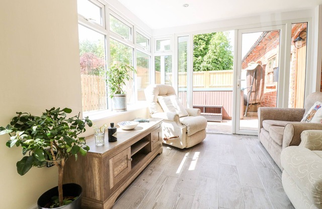 THE BIG SPLASH, pet friendly, character holiday cottage in Saxilby