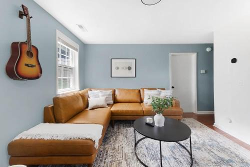 The Blue Bungalow - 4 beds And 7 Mins To Broadway!