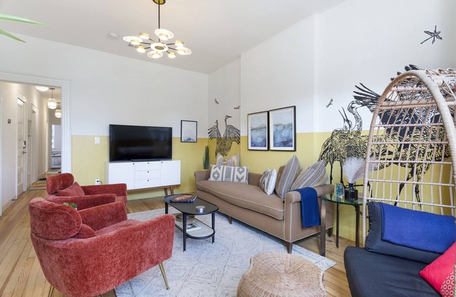 The Blue Luxury & Close to Path to NYC ; Parking Avail