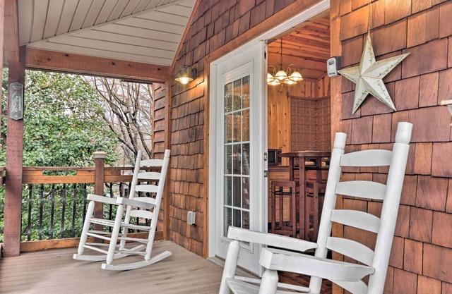 'The Boat House' Creekside Escape in Hot Springs!