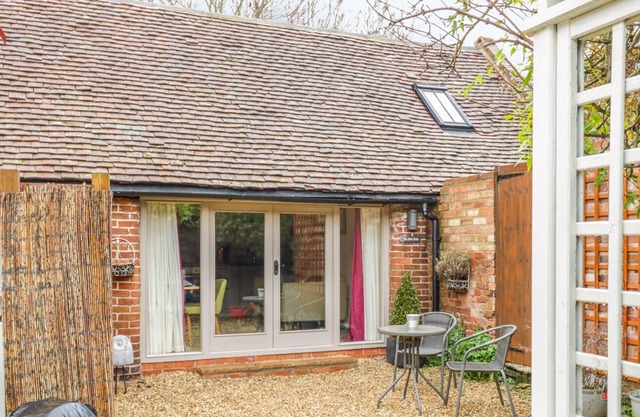 THE BOLT HOLE, luxury holiday cottage, with a garden in Tiddington