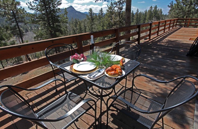 The Boulders - Cozy cabin w/large deck, hot tub, WiFi. No Cancellation Fees!
