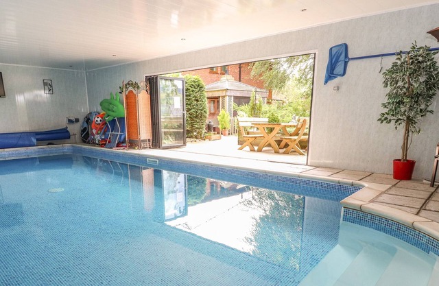 THE BRACKENS, romantic, with pool in Pantymwyn
