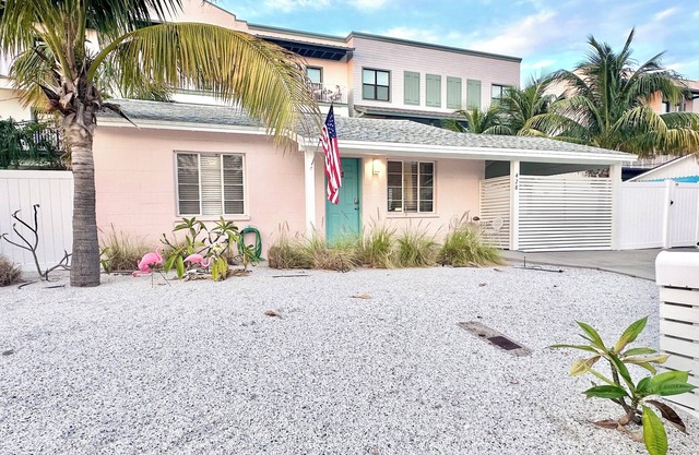 The Briny Bubble…Charming 2-bedroom cottage in Dunedin, steps to Main Street