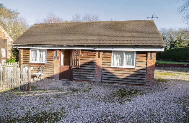 THE BYRE, pet friendly, with pool in Upton Upon Severn