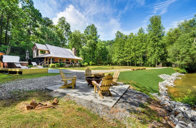 'The Cabin at Dukes Creek' w/Fire Pit & Hot Tub!