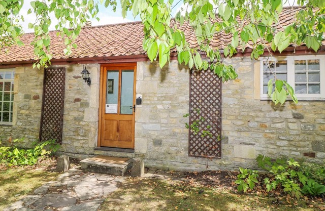 THE CAMPBELL COTTAGE, pet friendly, with a garden in Hinton