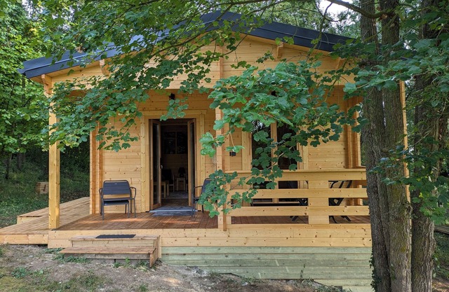 The Chalet Du Bois: Cozy comfort for 2 between garden and woodland